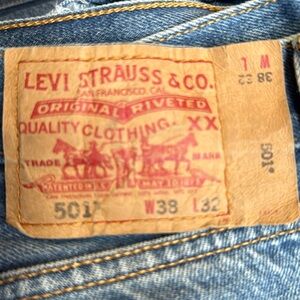 🔹 Brand: Levi’s
🔹 Style: 501 Straight Leg
🔹 Size: 38x32